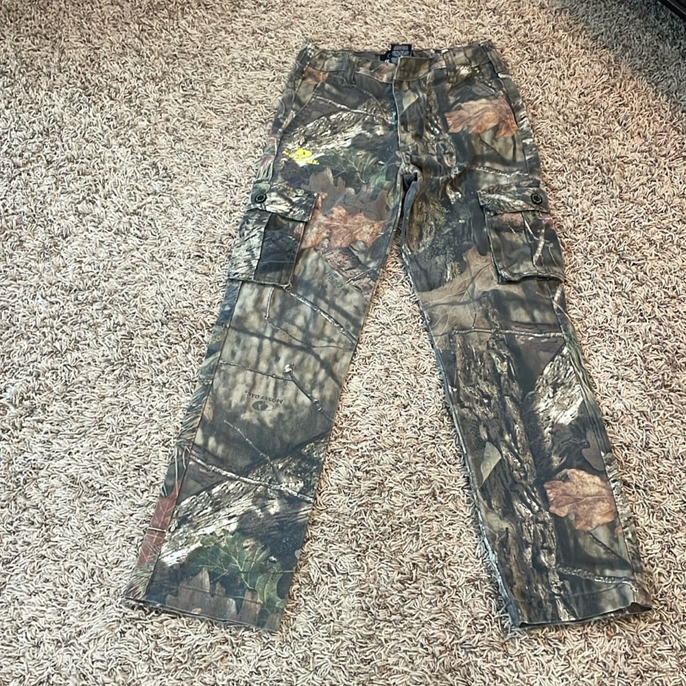 Boys Mossy Oak camouflage pants. Size 14/16 coz Good condition.